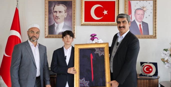 Ezan birincisi öğrenciden Filistin’e destek