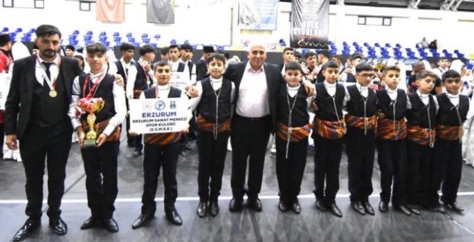 Folklor eğitmenlerine vefa için yarıştılar