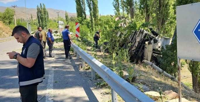 Freni boşalan kamyon uçuruma yuvarlandı: 1 ölü