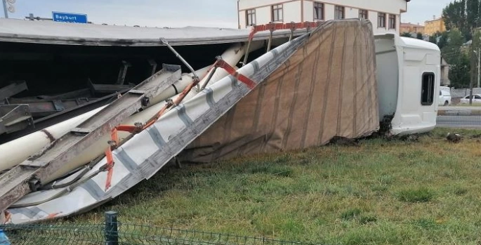 Freni boşalan tır dehşet saçtı