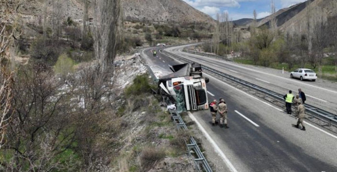 Freni boşalan tır, devrilip sürüklendi