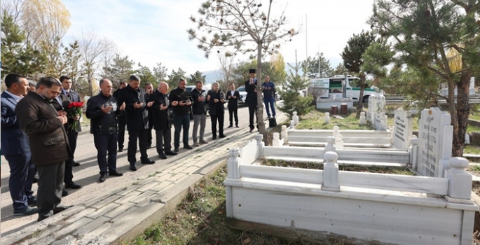 Gazeteci Yılmaz mezarı başında anıldı
