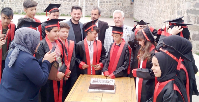 Gazi’de mezuniyet sevinci