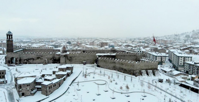 Gelinliğini giyen Erzurum’da görsel şölen