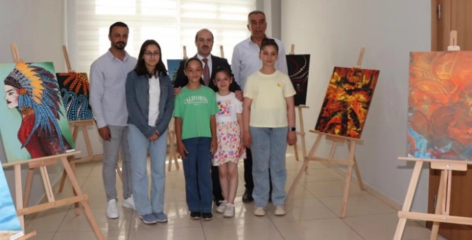 Genç ressamların eserleri göz kamaştırdı