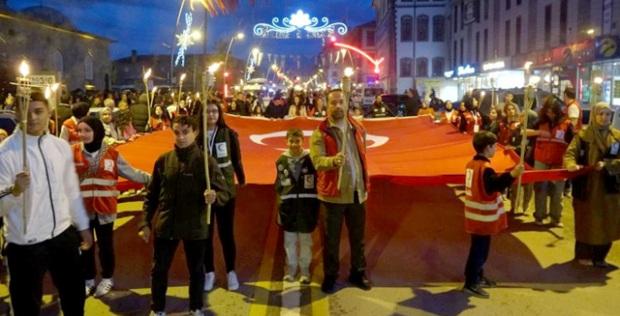 Gençlerden meşaleli yürüyüş