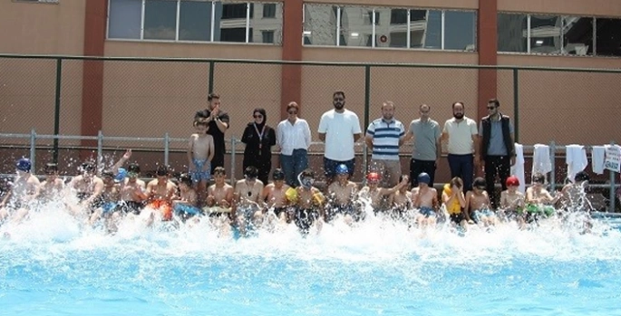 Gençlerin tatil adresi portatif yüzme havuzu
