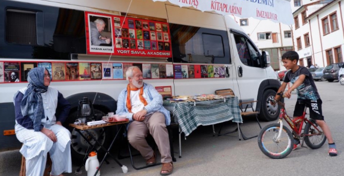 Gezgin yazar kitaplarını okurun ayağına götürüyor