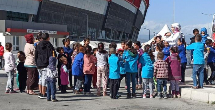 Gezici kütüphane aracı deprem bölgesinde