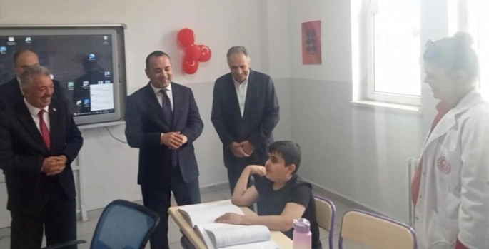Görme engelli öğrenciler ziyaretle sevindi