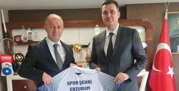 Günaydın’a forma hediye etti