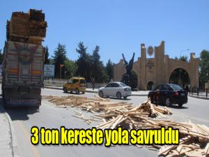 3 ton kereste yola savruldu