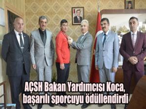 AÇSH Bakan Yardımcısı Koca, başarılı sporcuyu ödüllendirdi