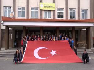  Afrinde görev yapan Mehmetçiğe şiirli destek