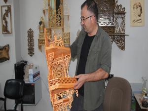 Ağaçları oyarak sanat eserine dönüştürüyorlar