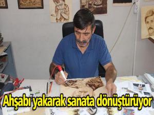 Ahşabı yakarak sanata dönüştürüyor