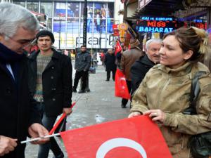 AK Parti Erzurum İl Başkanlığından vatandaşa 100 Bin Türk Bayrağı