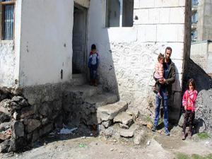 Anneleri ölünce ortada kaldılar