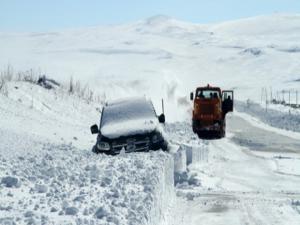 Ardahan-Göle karayolunda onlarca araç karda kayboldu