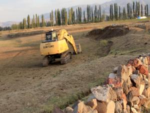 Asboğa Höyüğünde iş makineleri ile kaçak kazı yaptılar