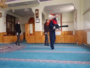 Aşkale'de okul taşıtları camiler ve umumi yerler ilaçlandı