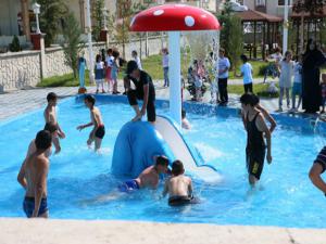 Aziziyede çocukların yeni gözdesi oyun havuzlu park