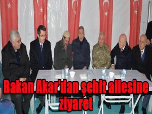 Bakan Akardan şehit ailesine ziyaret