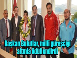  Başkan Bulutlar, millî güreşçiyi altınla ödüllendirdi