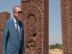 Başkan Erdoğanın çağrısından sonra Ahlat Selçuklu Mezarlığına ziyaretçi akını