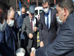 Başkan Oraldan, Bakan Varanka süt ikramı