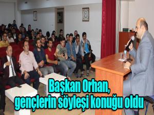  Başkan Orhan, gençlerin söyleşi konuğu oldu