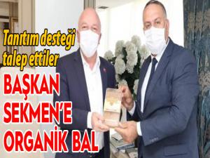 Başkan Sekmene organik bal hediye ettiler