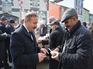 Başkan Yaptırmış, soğuk havada çalışan pazarcılara çorba dağıttı