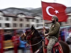 Belediye Başkanı Kurtuluş törenine at üzerinde geldi