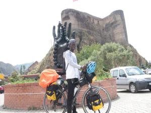 Bisikletiyle Türkiye turuna çıkan Senegalli Mustafa Oltuda