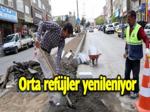 Büyükşehir orta refüjleri beton bordürlerle yeniliyor