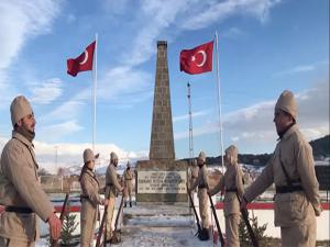 Buz gibi havada Sarıkamış şehitleri için saygı nöbeti