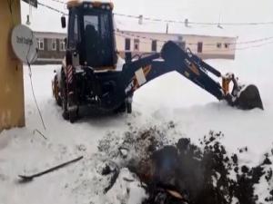 Buz tutan toprağı lastik yakarak kazdılar