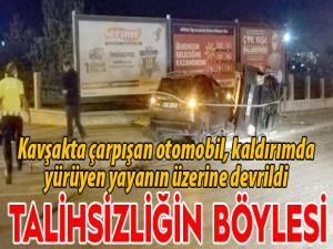 Çarpışan otomobil, kaldırımdaki yayanın üstüne devrildi