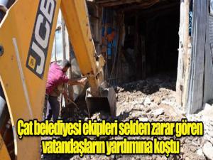 Çat belediyesi ekipleri selden zarar gören vatandaşların yardımına koştu