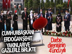 Cumhurbaşkanı Erdoğan şehit yakınları ve gazilerle birlikte 15 Temmuz Şehitler Abidesi'ne çiçek bıraktı