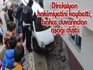 Direksiyon hakimiyetini kaybetti, bahçe duvarından aşağı düştü