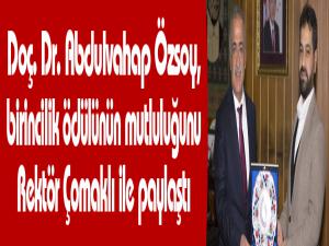 Doç. Dr. Abdulvahap Özsoy, birincilik ödülünün mutluluğunu Rektör Çomaklı ile paylaştı