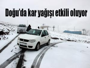 Doğuda kar köy yollarını ulaşıma kapattı