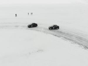 Donan gölün üzerinde adrenalin dolu sürüş