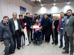 Dünya Şampiyonu havalimanında İstiklal Marşı ile karşılandı