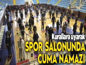 Erzurumda cuma namazı spor salonlarında kılındı