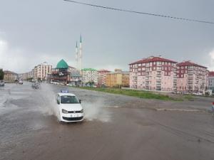 Erzurumda etkili olan yağmur araç ve yaya trafiğini olumsuz etkiledi