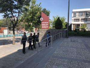 Erzurumda kaçak göçmen taşıyan kamyon sürücüsü tutuklandı