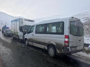 Erzurum'da kamyonet ile minibüs çarpıştı: 8 yaralı